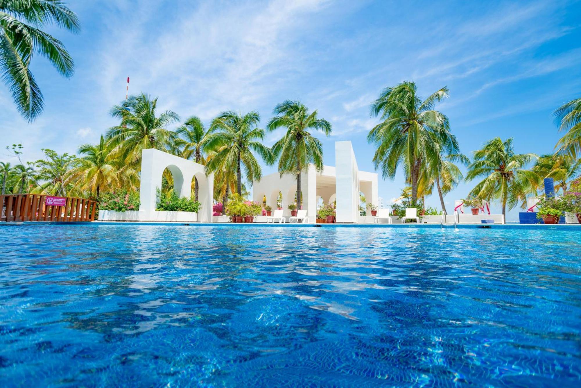 แกรนด์ โอเอซิส ปาล์ม ออล อินคลูซีฟ Hotel แคนคูน ภายนอก รูปภาพ The pool at the Hard Rock Hotel