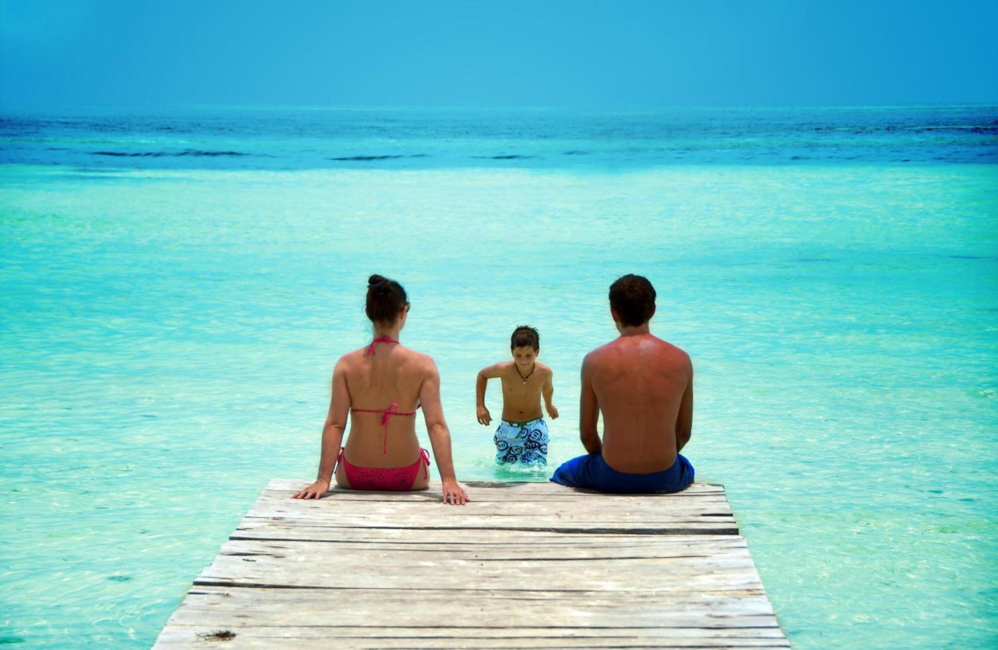 แกรนด์ โอเอซิส ปาล์ม ออล อินคลูซีฟ Hotel แคนคูน ภายนอก รูปภาพ A family on a pier in the Caribbean