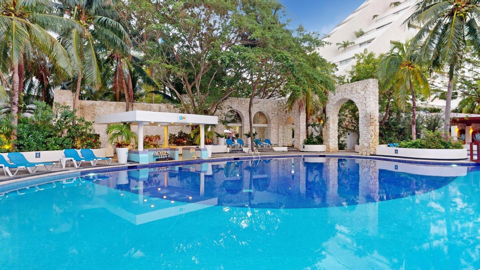 แกรนด์ โอเอซิส ปาล์ม ออล อินคลูซีฟ Hotel แคนคูน ภายนอก รูปภาพ The swimming pool at the hotel