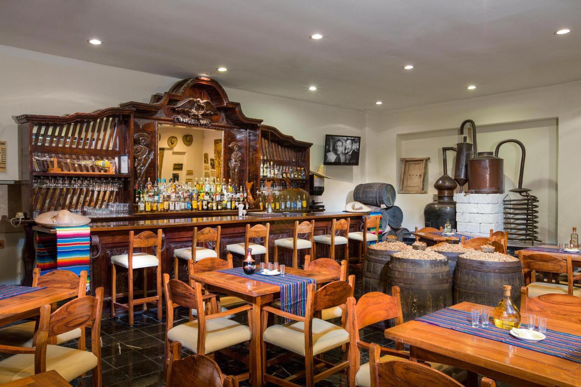 แกรนด์ โอเอซิส ปาล์ม ออล อินคลูซีฟ Hotel แคนคูน ภายนอก รูปภาพ A mezcal bar in Oaxaca, Mexico
