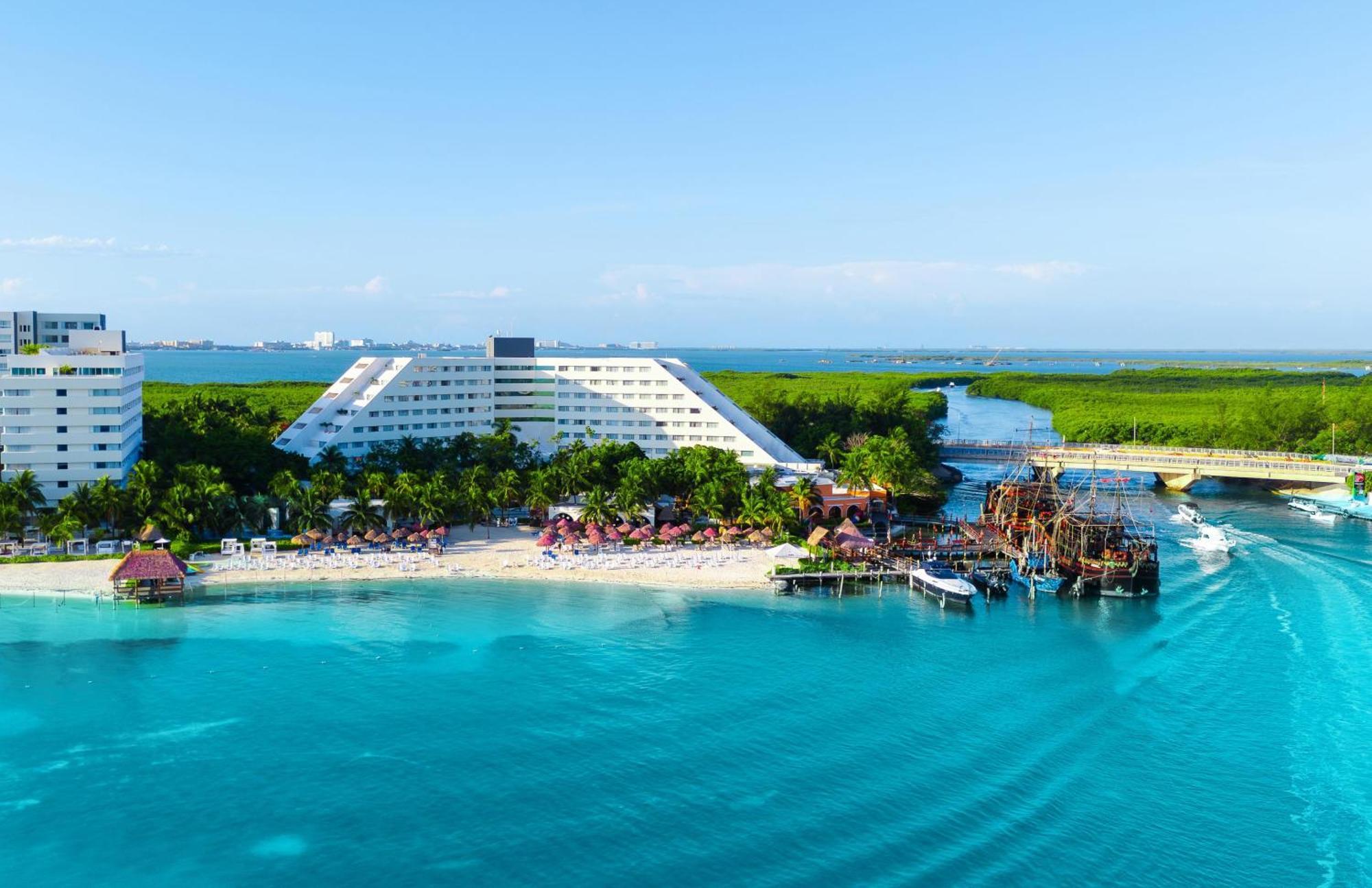 แกรนด์ โอเอซิส ปาล์ม ออล อินคลูซีฟ Hotel แคนคูน ภายนอก รูปภาพ Aerial view of the resort